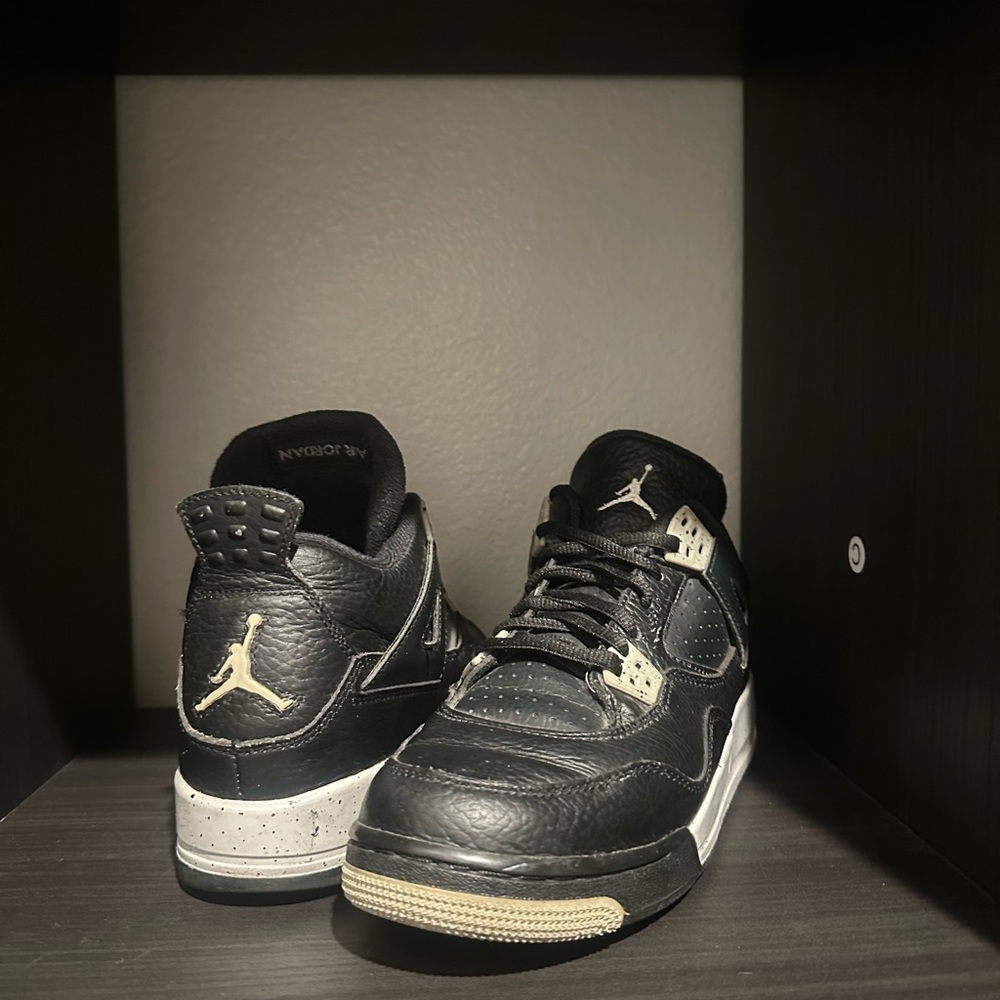 Air Jordan 4 Retro “Oreo / Tech Grey” – 6Y (Women’s 7.5)